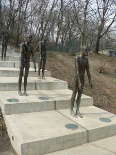 27_Memorial statues