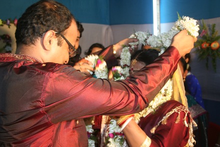 The traditional Mala-badol. The term Mala-badol means exchange of garlands