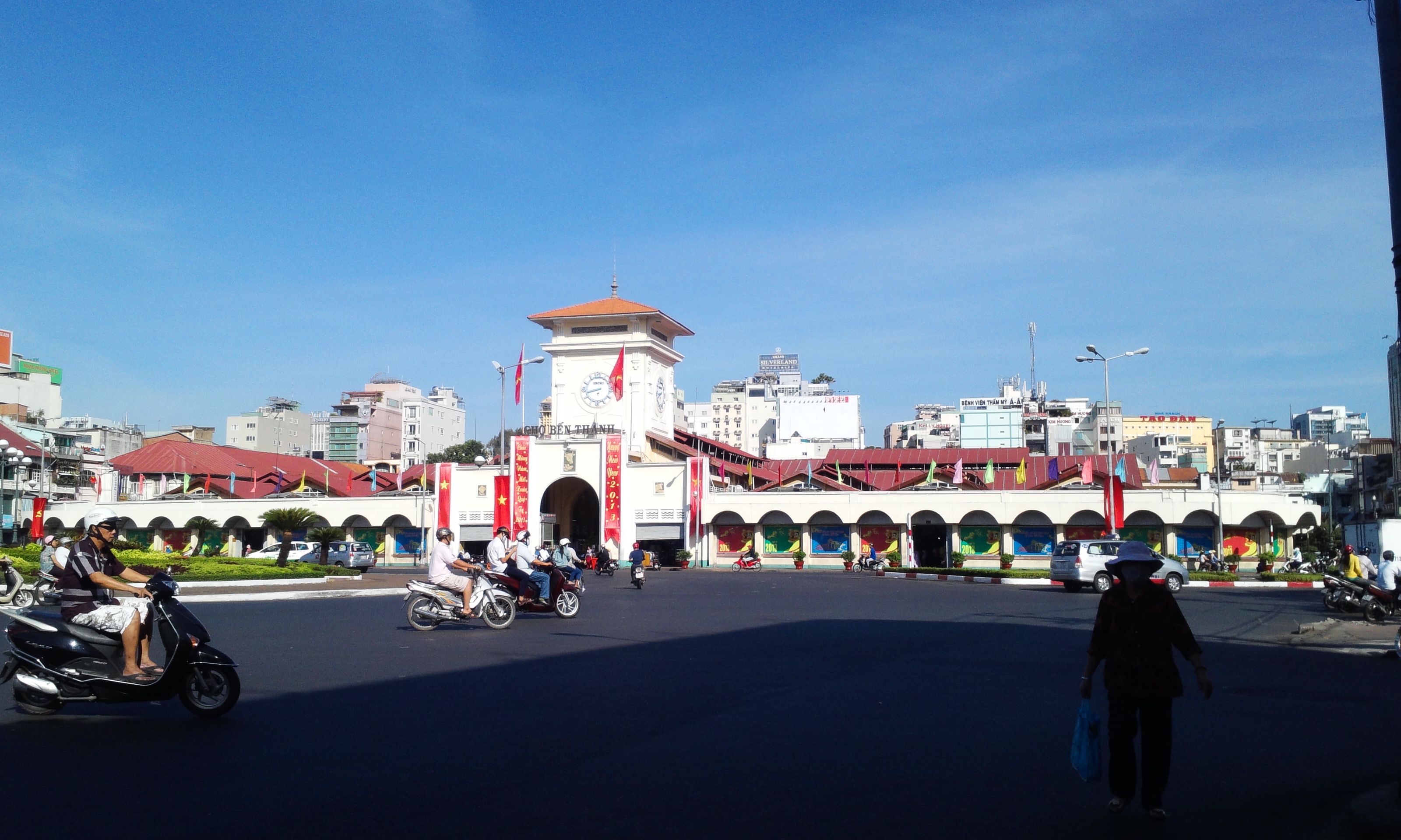 ben_thanh_market___the_most_expensive_market_in_hcm_city._I_have_never_bought_any_thing_from_there.