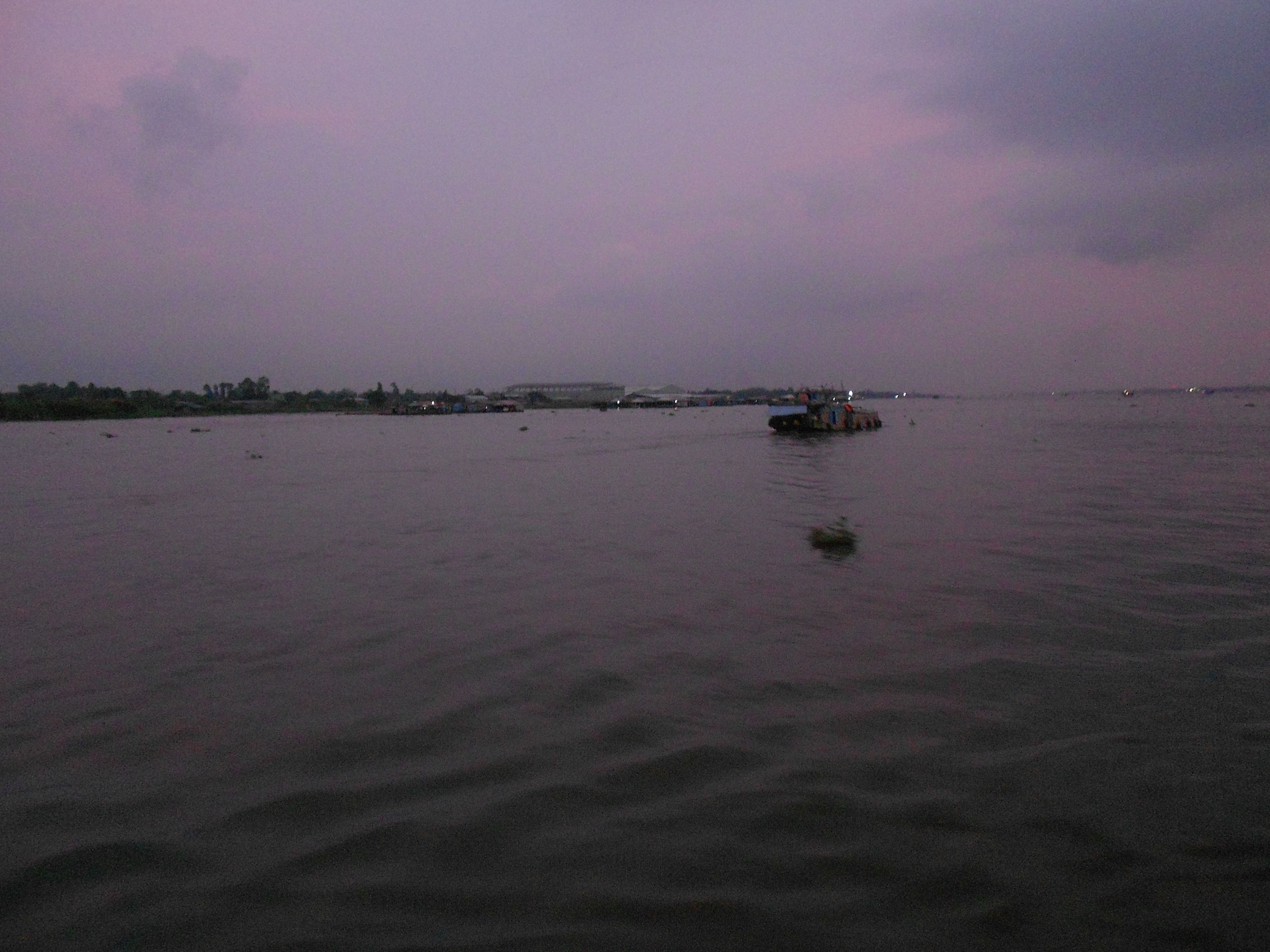 mekong_river_in_the_twilight_1