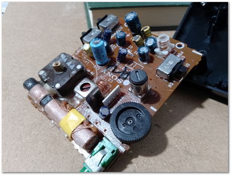 Capacitors, old radio, Harry Bhadeshia
