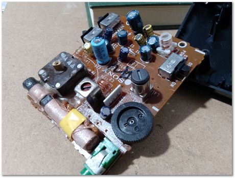 Capacitors, old radio, Harry Bhadeshia