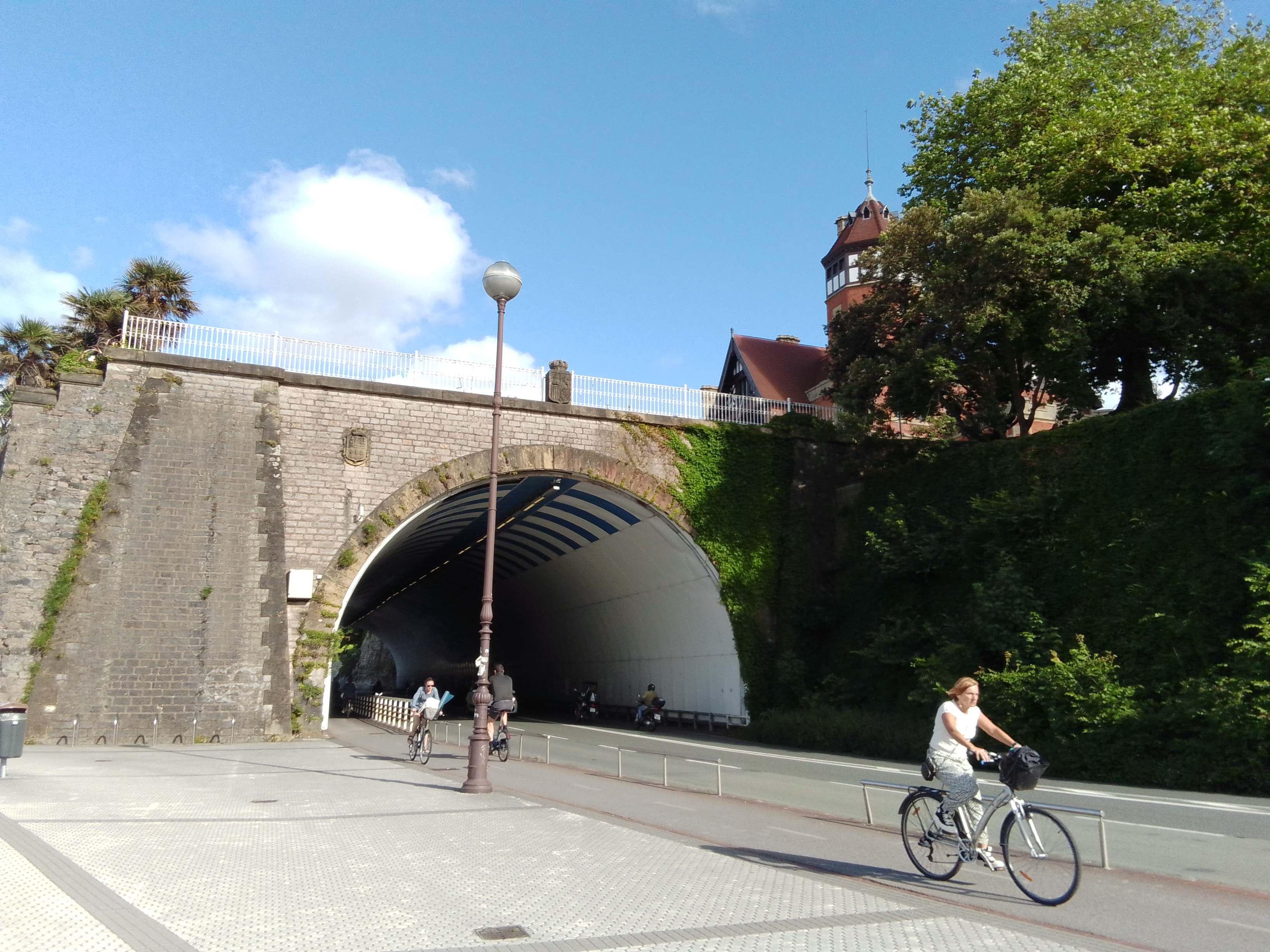 Arch tunnel structure